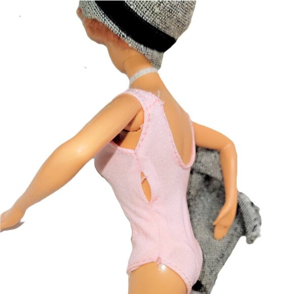 Beautiful Ginger Midge with a Sophisticated Haircut & Designer Suit - Picture 8 of 13